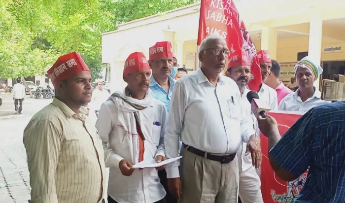 बाराबंकी: धार्मिक उन्माद को बढ़ावा दे रही है सरकार, किसान सभा ने प्रदर्शन कर सौंपा ज्ञापन