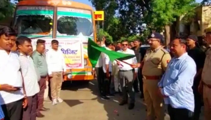 बहराइच: ठोस और तरल अपशिष्ट प्रबंधन के लिए 45 सदस्यीय दल बुलंदशहर के लिए रवाना, डीएम और एसपी ने दिखाई हरी झंडी