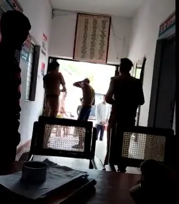 बरेली: भमोरा थाने में पुलिसकर्मी ने शख्स को पीटा, पुलिस बोली- फरियादी नहीं, अभियुक्त है, देखें Video