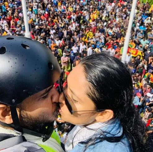 Couple goals! श्रीलंका में गोलीबारी के बीच प्यार, विरोध प्रदर्शन के बीच Kissing Couple वायरल
