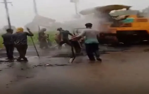 Viral Video: पंजाब में अधिकारी सड़क बनवा रहे थे, सरकार ने कर दिया निलंबित