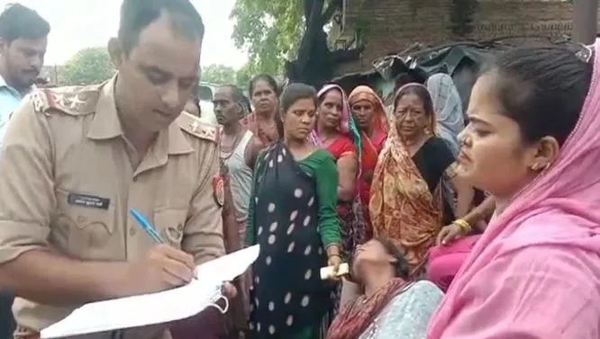 कानपुर : खून से लथपथ तड़पती रही महिला, जानकारी नोट करता रहा पुलिसकर्मी, Video आया सामने