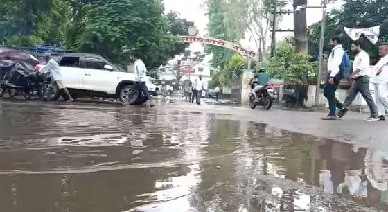 बरेली: शहर की सड़कों का हाल देखकर इंद्रदेव भी नाराज ! 5 मिनट की बारिश ने खोली पोल, देखें Video