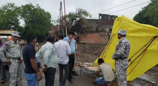 बरेली: नगर निगम ने मधुवन टॉकीज के पास से हटाया रविवार बाजार, दुकानदार बोले- फिर लगा लेंगे