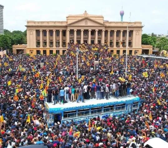 Sri Lanka Crisis: श्रीलंका में बवाल, राष्ट्रपति फरार, PM विक्रमसिंघे का इस्तीफा, देखें Video