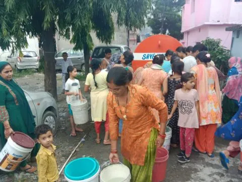 हल्द्वानी: पांच दिन बाद खराब मोटर लेकर चौधरी कॉलोनी पहुंचे जल संस्थान के अधिकारी, भड़के लोग