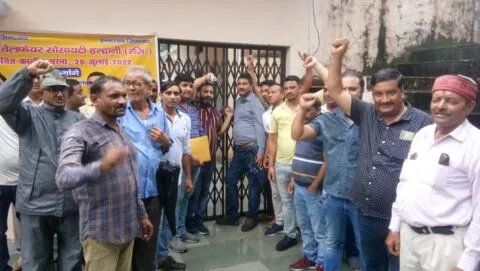 हल्द्वानी: सरकार के खिलाफ गरजे ठेकेदार, सिंचाई विभाग कार्यालय में की तालाबंदी