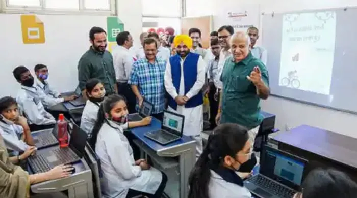 दिल्ली के दो-तिहाई सरकारी स्कूलों में 11वीं और 12वीं कक्षा में विज्ञान के विषयों की नहीं होती पढ़ाई