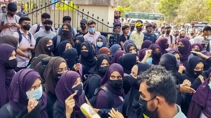 शैक्षणिक संस्थानों में हिजाब मामला: SC ने कर्नाटक HC को जारी किया नोटिस, अगली सुनवाई 5 सितंबर