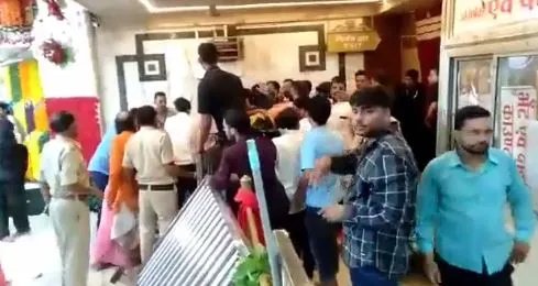 Video Viral: महाकाल मंदिर में तेजस्वी सूर्या के समर्थकों का हंगामा, BJYM कार्यकर्ताओं ने गार्ड से की बदसलूकी