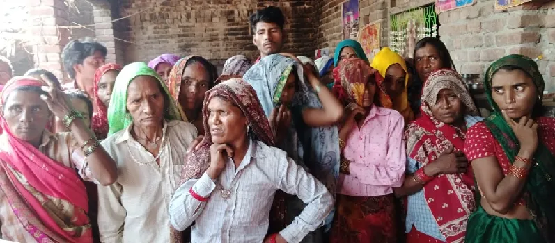 अमरोहा : फंदे से लटका मिला विवाहिता का शव, मायके वालों ने ससुरालियों पर लगाया हत्या का आरोप