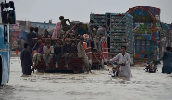 पाकिस्तान में बाढ़ की भयावह स्थिति से निपटने के लिए की जाएगी सेना की तैनाती, आपदा में तीन करोड़ से अधिक लाेग प्रभावित