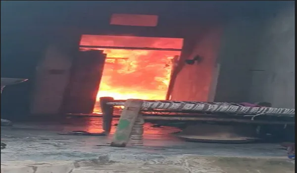 अमरोहा : शार्ट सर्किट से घर में लगी भीषण आग, लपटें देख लोगों में मचा हड़कंप