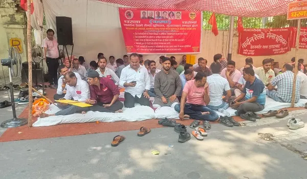 मुरादाबाद : रेलवे की तबादला नीति के खिलाफ नरमू का डीआरएम कार्यालय पर धरना