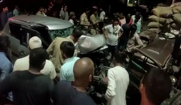 अमरोहा : ट्रैक्टर ने कार में मारी टक्कर, पिता- बेटी घायल