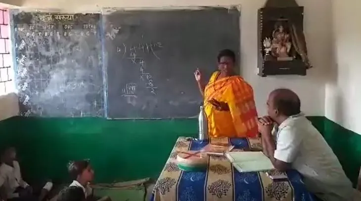 Video: DM के सामने ‘441/4 =?’ को हल नहीं कर पाईं हेडमास्टर, लग गई क्लास