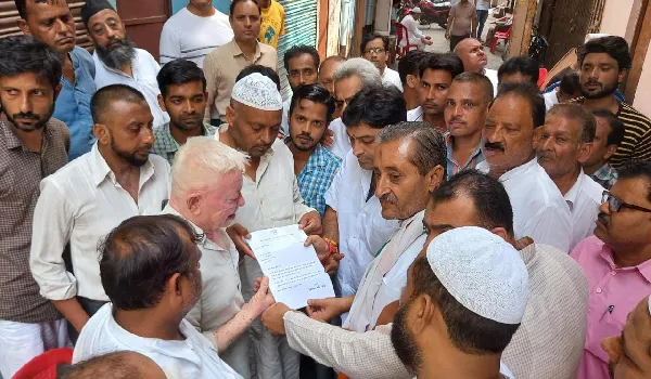 मुरादाबाद : अग्निकांड मामले में प्रियंका गांधी का संदेश लेकर मृतकों के परिजनों से मिलने पहुंचे कांग्रेसी