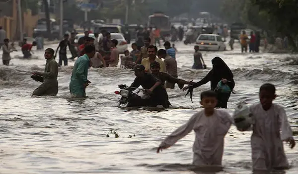 पाकिस्तान में भीषण बाढ़, अब तक 980 लोग की जा चुकी है जानें