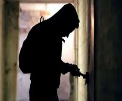 अयोध्या : किराना दुकान से चोर ने गायब किये 50 हजार रुपये, सीसीटीवी में कैद हुई घटना