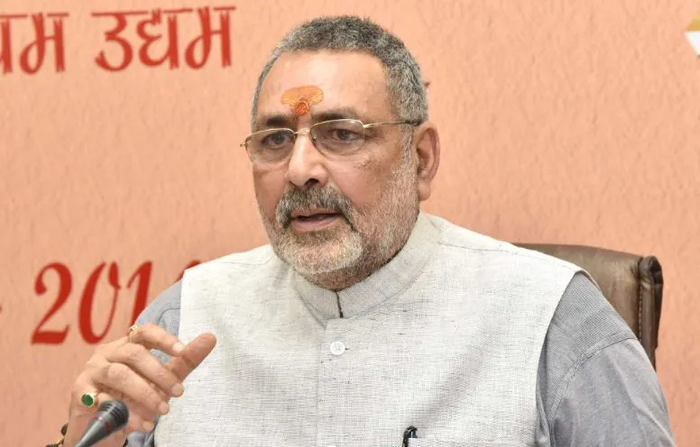 नीतीश कुमार के 20 लाख नौकरियों वाले बयान पर भड़के गिरिराज सिंह, कही ये बड़ी बात