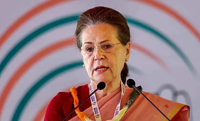 कांग्रेस नेताओं ने ‘आजादी गौरव यात्रा’ निकाली, सोनिया ने सरकार पर निशाना साधा