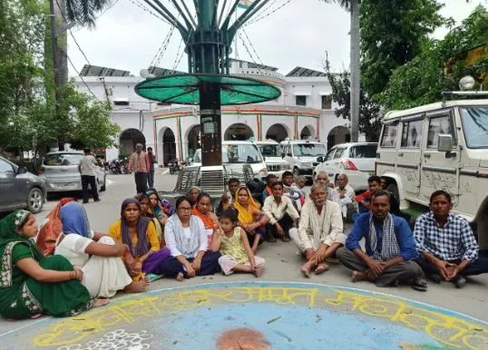 बरेली: कलेक्ट्रेट में बीडीए के खिलाफ प्रदर्शन, घर से बेघर हुए लोग धरने पर बैठे