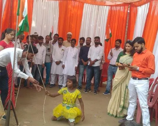 बरेली: समस्त समाज के लिए एक नया संदेश, दिव्यांग से कराया गया ध्वजारोहण