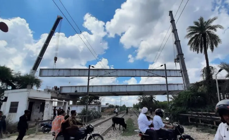 बरेली: लाल फाटक रेलवे ओवर ब्रिज पर पूरी हुई गर्डरों की लांचिग, वाहन दौड़ने का रास्ता साफ