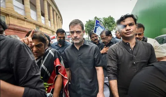 महंगाई के खिलाफ प्रदर्शन, हिरासत में राहुल-प्रियंका, कांग्रेस का आरोप- सांसदों को घसीटा-पीटा गया