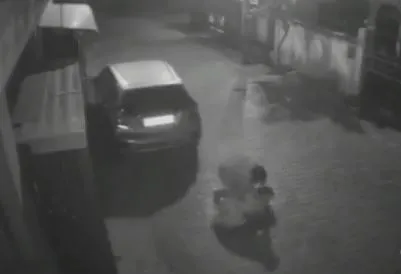 ए..जी.. ‘सब्जी ले आना’… सुनते ही भड़का पति, पत्नी को आधी रात सड़क पर मारा