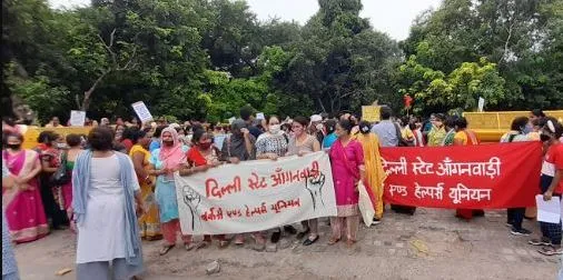 आंगनवाड़ी कर्मियों ने अपने बर्खास्त साथियों की बहाली की मांग को लेकर किया प्रदर्शन