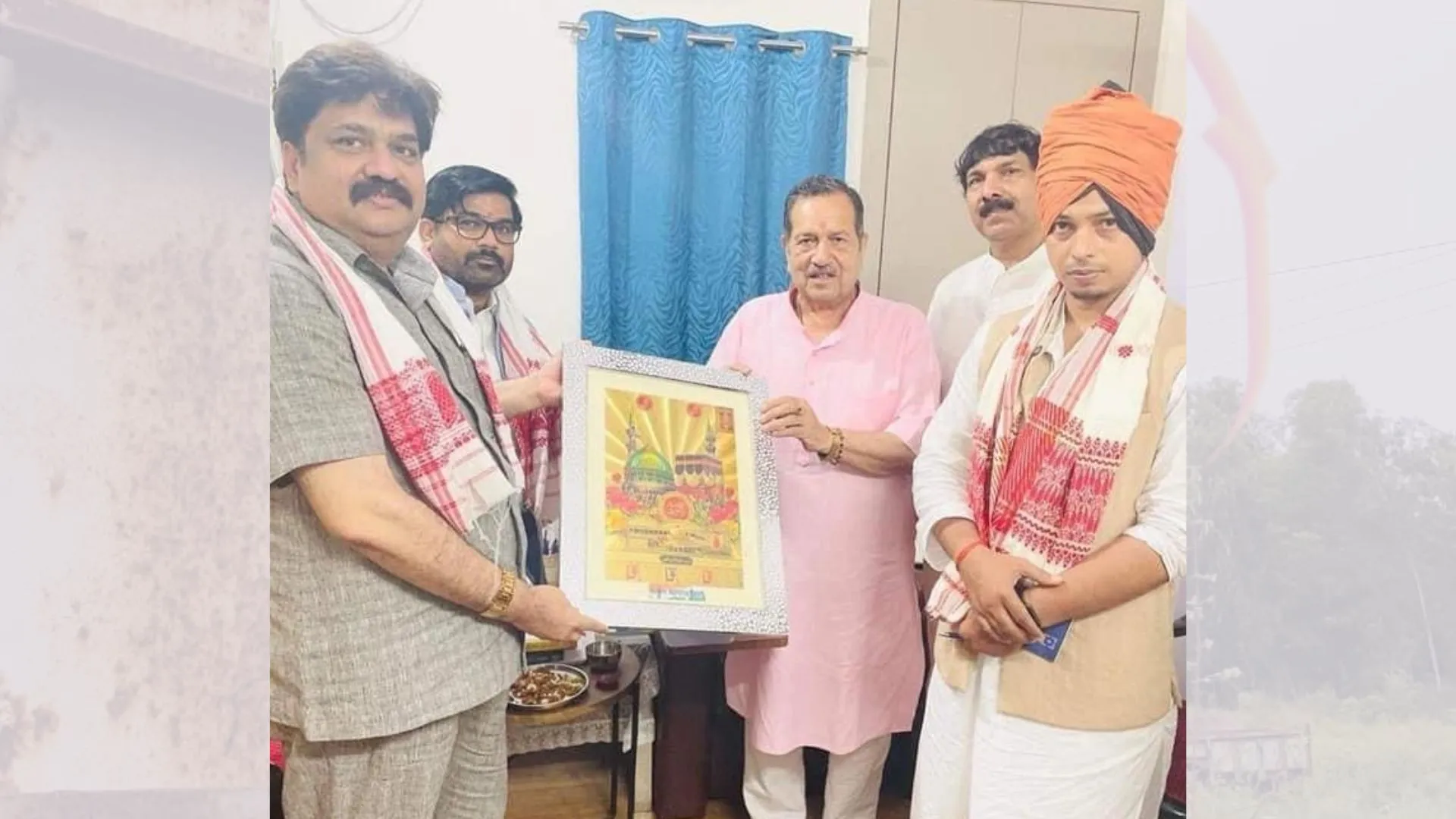 बदायूं : RSS के वरिष्ठ प्रचारक से मिले पूर्व मंत्री आबिद रजा, काबा शरीफ का तुगरा किया भेंट