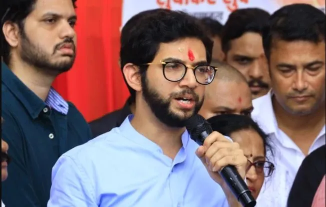 एकनाथ शिंदे की बगावत के बाद शिवसेना को बचाने मैदान में उतरे आदित्य ठाकरे