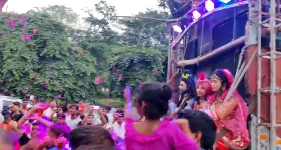 शाहजहांपुर: बुलडोजर पर खड़े होकर कांवड़ियों पर की पुष्पा वर्षा, हुआ जोरदार स्वागत, देखें Video