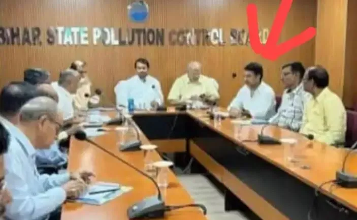 Video: बिहार में अब नया बवाल, सरकारी मीटिंग में लालू के लाल ने कर दिया ‘जीजाकांड’