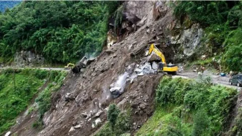 उत्तराखंड: मुनस्यारी में भूस्खलन की चपेट में आया बुजुर्ग, खाई में गिरा