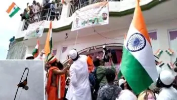 हरिद्वार: मदरसे में बाबा रामदेव ने ध्वज फहराने को हाथ झटका और टूट गया ध्वज दंड