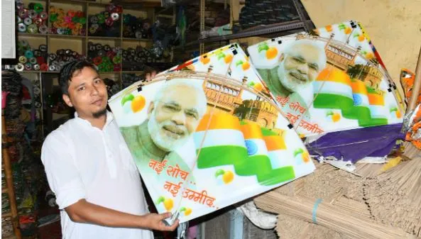 बरेली: तिरंगे के रंग में रंगा पतंग का बाजार, मोदी की फोटो वाली पतंग की बढ़ी डिमांड