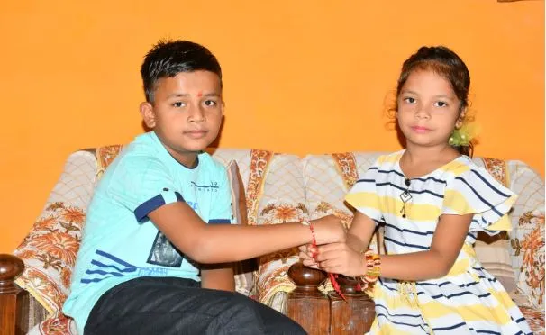 बरेली: भाई की कलाई में राखी बांधकर बहन ने मनाया रक्षाबंधन