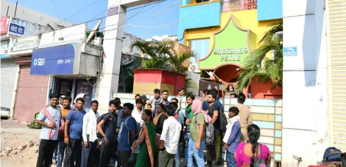 बरेली: बिहार, झारखंड के लोगों ने कैनविज ऑफिस के बाहर किया प्रदर्शन, ठगी के शिकार हैं सभी