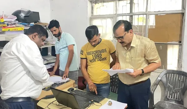 अमरोहा : डीएम ने किया भूलेख सत्यापन के कार्य का निरीक्षण