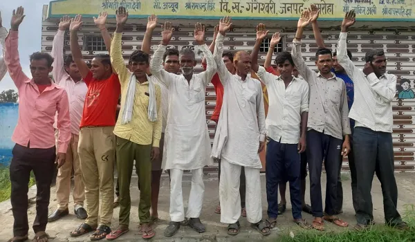 अमरोहा : रोजगार सेवक पर पैसे हड़पने का लगाया आरोप, किया प्रदर्शन