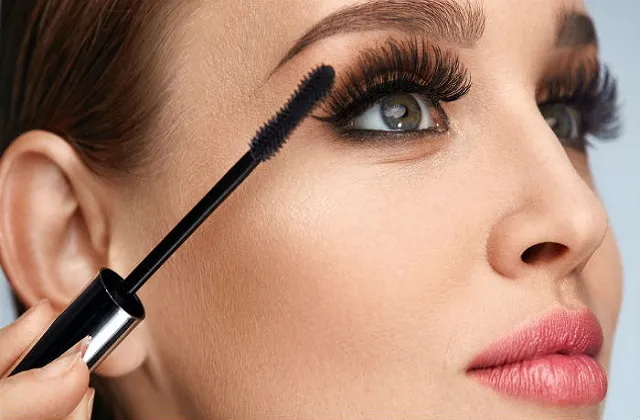मस्कारा लगाते समय कहीं आप से तो नहीं हुई ये गलतियां? - applying mascara hacks-mobile
