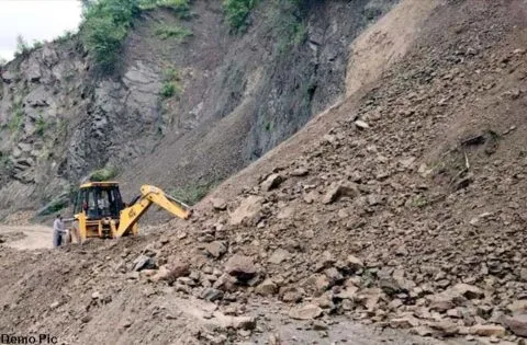 कालाढूंगी: बारिश का कहर, पांडेगांव-देवीपुरा-सौड़ मार्ग मलबा आने से बंद