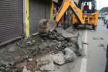 हल्द्वानी: 40 साल पुराने नाले से लोनिवि ने हटाया अतिक्रमण