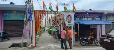 हल्द्वानी: 19 कुमाऊं के जाबांज चंद्रशेखर हर्बोला के पार्थिव शरीर का इंतजार, तिरंगे से सजाया कॉलोनी का द्वार