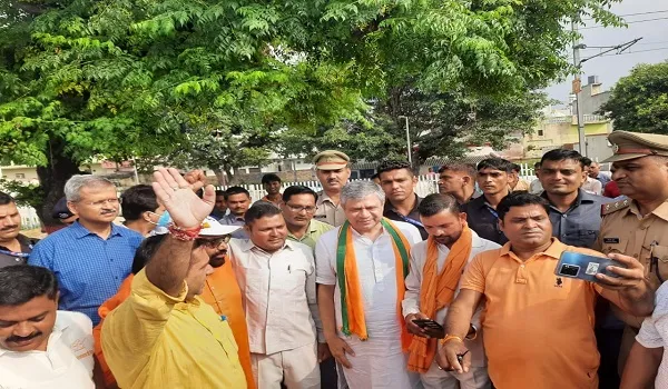अमरोहा : गजरौला स्टेशन पर रुके रेल मंत्री, भाजपाइयों ने किया स्वागत