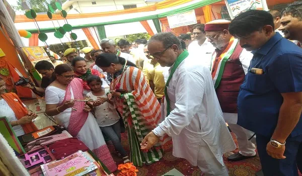 मुरादाबाद: पंचायती राज मंत्री ने किया बेसिक शिक्षा विभाग के स्टाल का निरीक्षण, स्वतंत्रता दिवस की दी शुभकामनाएं