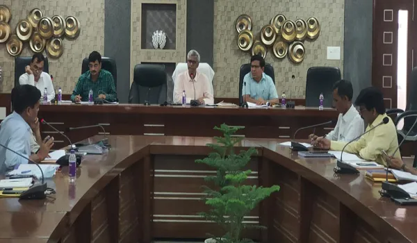 मुरादाबाद: सड़कों की खराब गुणवत्ता पर डीएम ने जताई नाराजगी