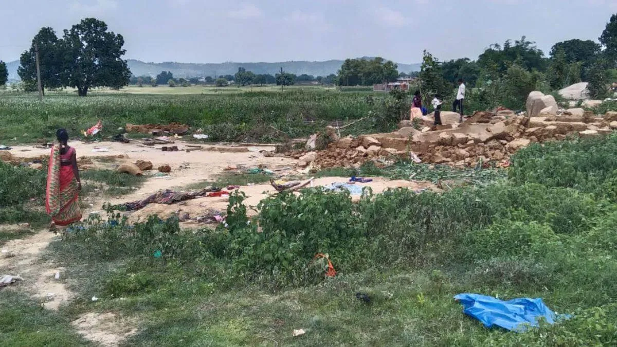 झारखंड में मदरसे की जमीन बता तोड़ डाले महादलितों के दर्जनों घर, पिटाई की…गांव से भी निकाला